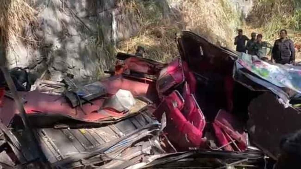 ඇල්ලේ බස් අනතුරෙන් මියගිය අයගේ දේහයන් තංගල්ල නගර ශාලාවට Sri Lanka